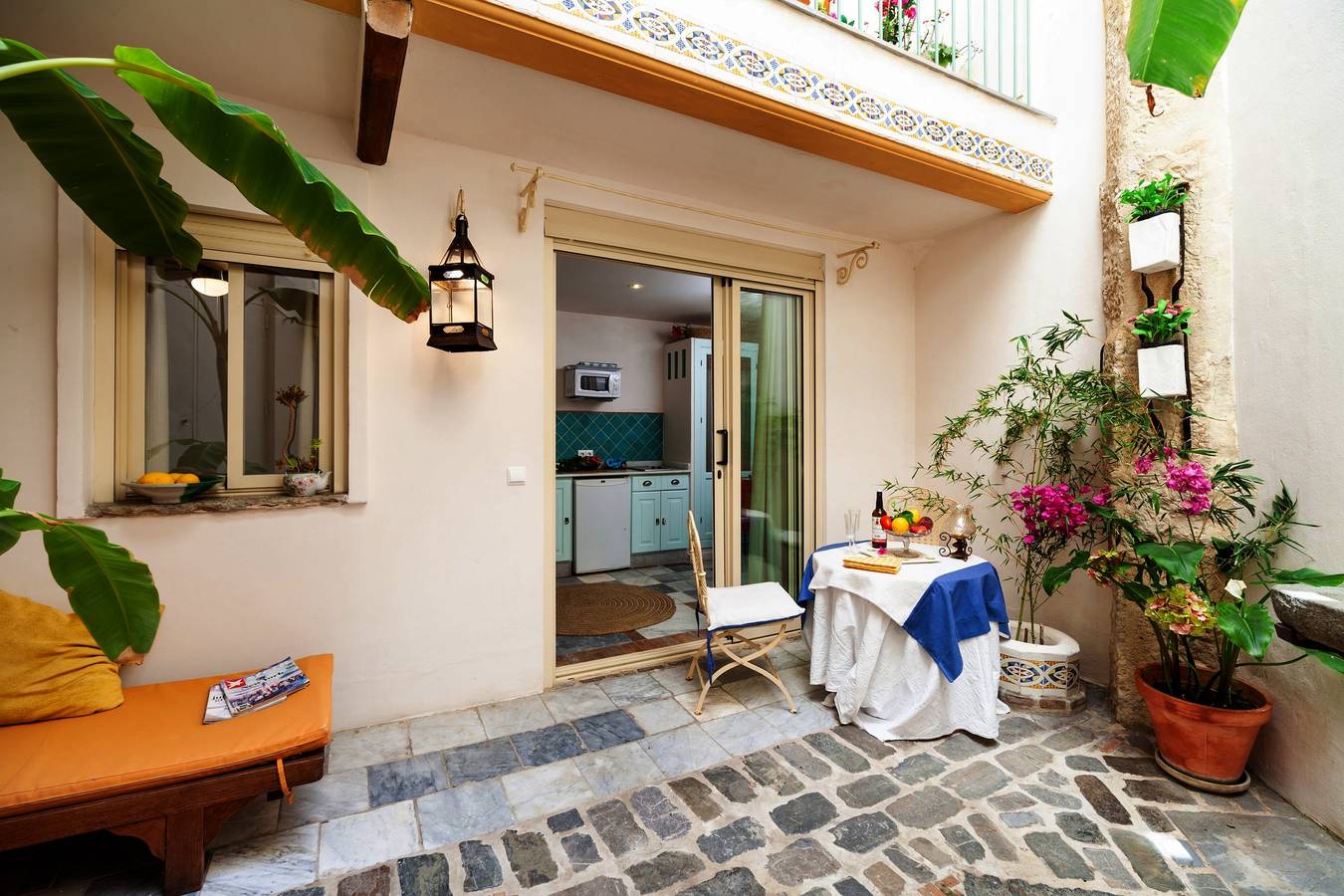 Appartamento intero, Monolocale "Gloria 1" vicino alla spiaggia con terrazza, cortile andaluso e Wi-Fi in Conil de la Frontera, Costa de la Luz