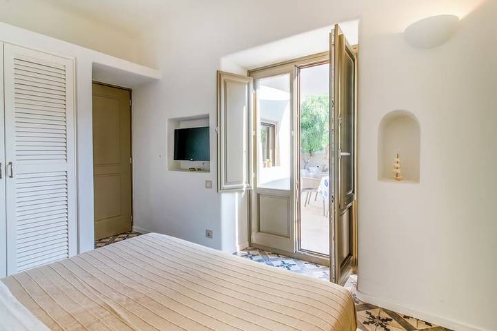10 meters from the Beach! in Playa de Perivolos, Perissa