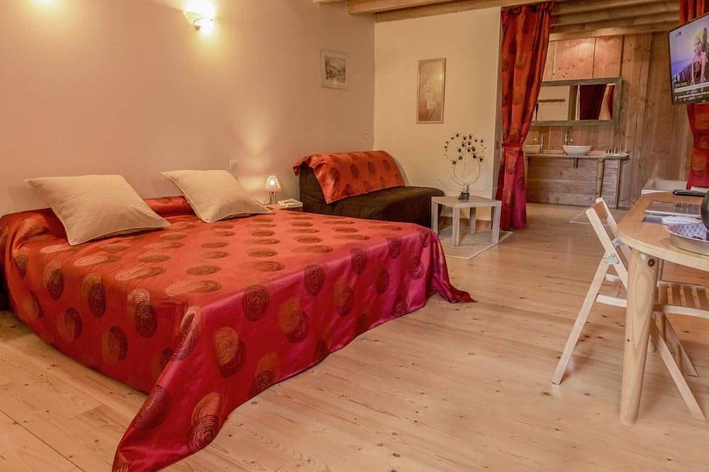 Ruby Room: Elegance and Comfort in the Heart of Nature in Le Clerjus, Épinal e dintorni