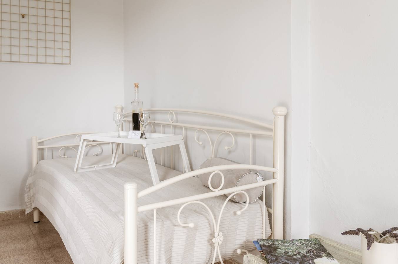 Ganze Wohnung, Ferienwohnung 'Stenies Little Nook' mit Bergblick, Wi-Fi und Klimaanlage in Andros