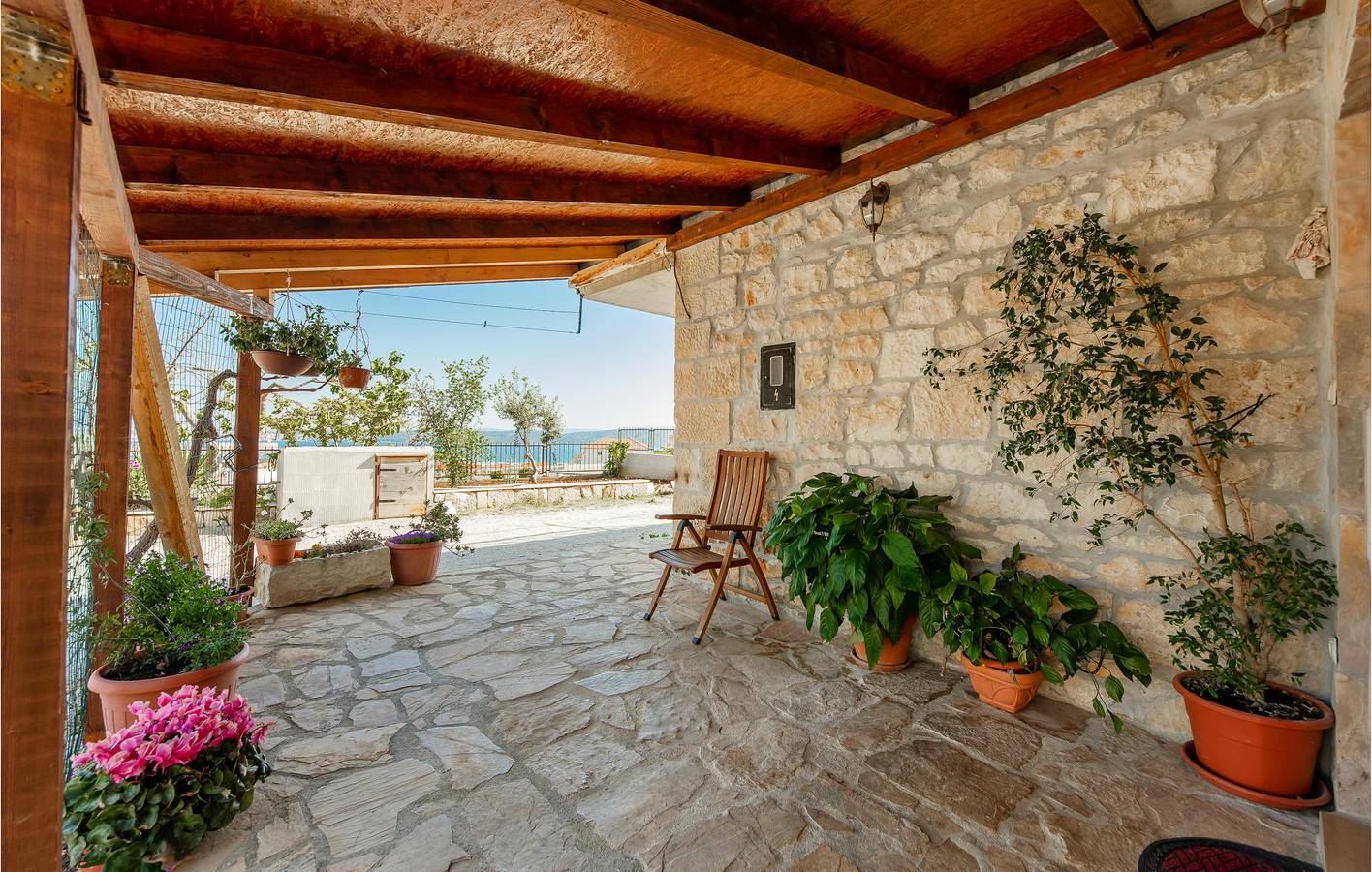Stilvolle 2-Zimmer-Wohnung mit Terrasse in der Nähe von Trogir und dem Strand in Trogir, Split-Dalmatien