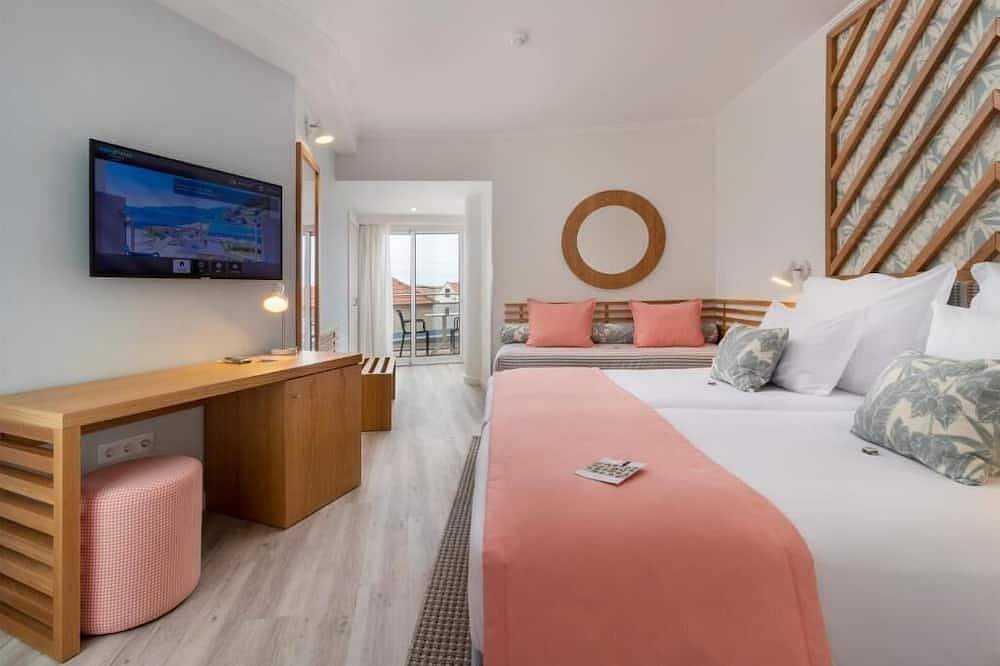 Tranquil Oceanside Retreat Room w/ Balcony - Designed for Restful Stays in Porto Moniz, Madeira