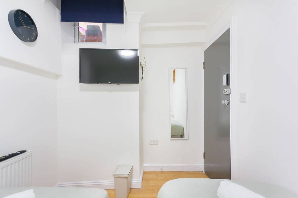 Comfortable Twin Room - Shared Bathroom - M in Camden, London