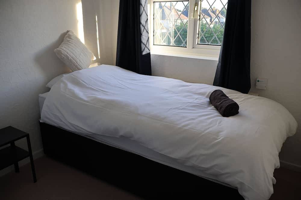 4 bedroom cosy home in solihull in Solihull, Birmingham Area
