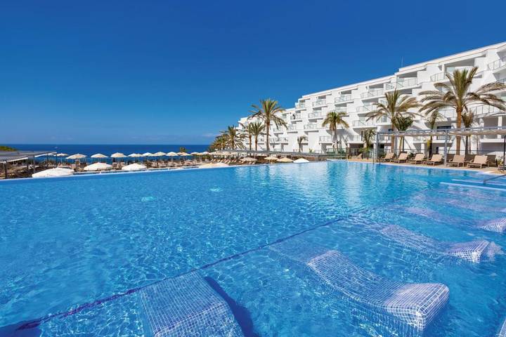 Hôtel pour 2 personnes, avec bassin pour enfant ainsi que piscine et jardin