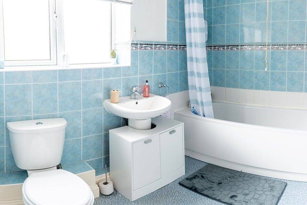 Entire apartment, South Shields Metro is less than 10 min walk away in South Shields, South Tyneside