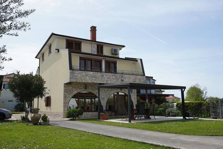 Ferienwohnung für 5 Personen, mit Garten und Ausblick, mit Haustier