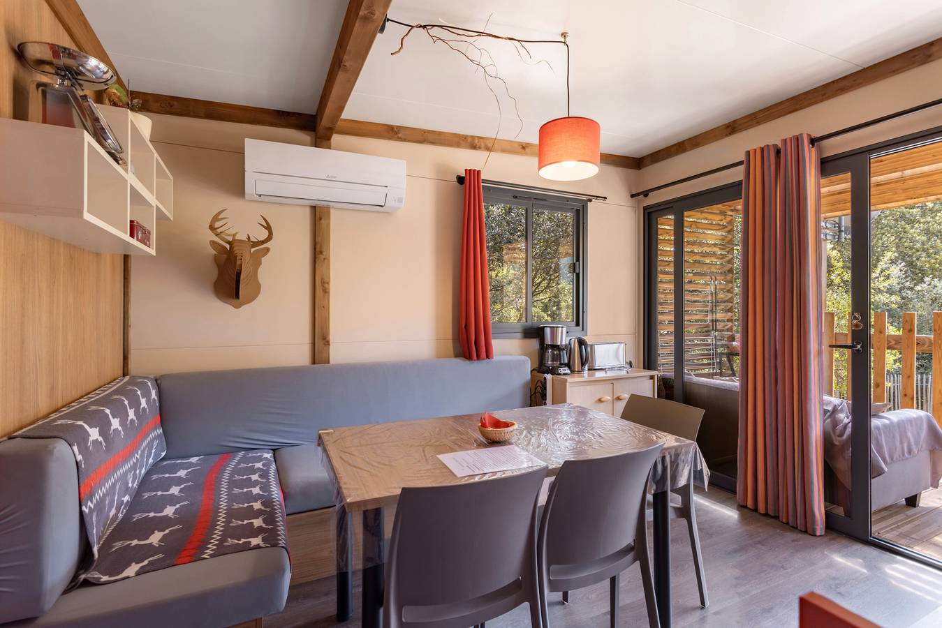 Chalet 'Canada' avec vue sur les montagnes, piscine partagée et jardin privé in Rouffiac-des-Corbières, Parc naturel régional Corbières-Fenouillèdes