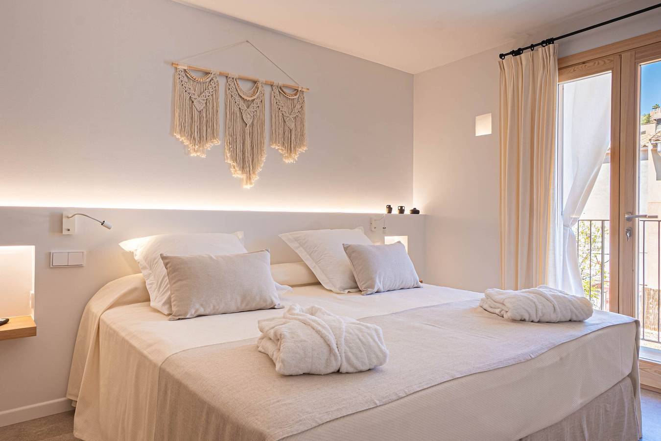 Room '102 - Doble Deluxe Con Balcón' with Mountain View, Wi-Fi and Air Conditioning in Capdepera, East Majorca