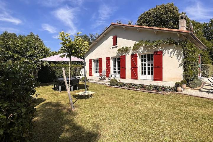 Location de vacances pour 9 personnes, avec jardin à Vieux-Mareuil