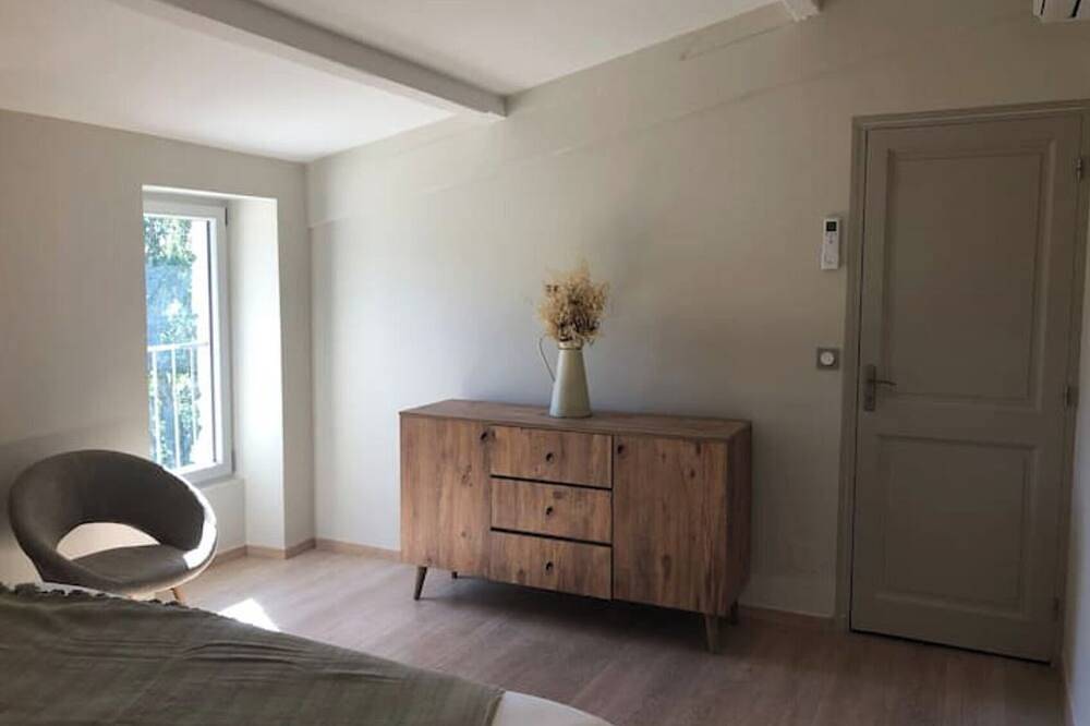 Maison en pierres avec piscine privée et surplombant la vallée in Lussan, Région de Nîmes