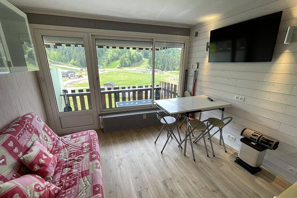 Entire apartment, Cozy studio 2/4 people with balcony and Wifi in Le Lioran, Laveissière