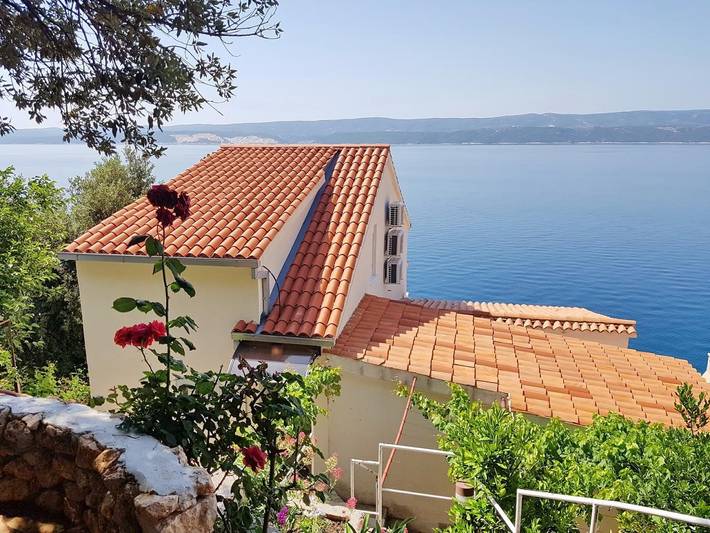 Ganze Wohnung, Traumhafte Terrasse mit Meerblick, erste Reihe zum Meer in Stanici, Omis-Riviera