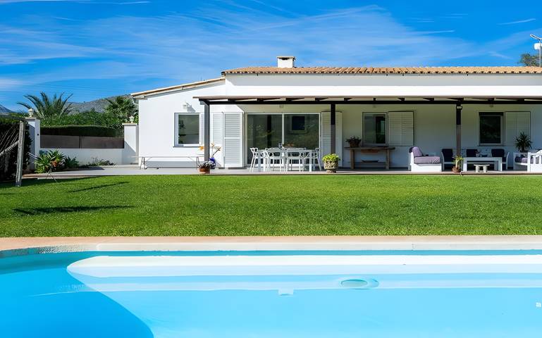 Vakantiehuis 'Les Herbetes' met bergzicht, wifi en airconditioning in Port de Pollença, Pollença