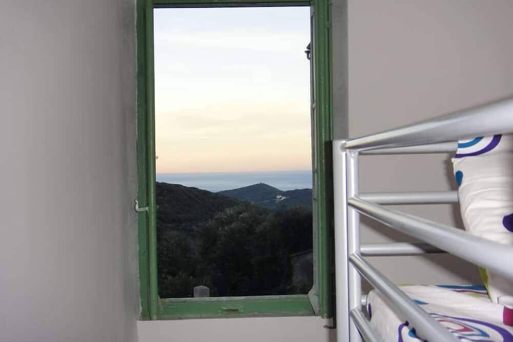 Appartement entier, Appart maison typique corse,vue mer et montagne,jardin,parking privé,plages 5 mn in Rogliano, Cap Corse