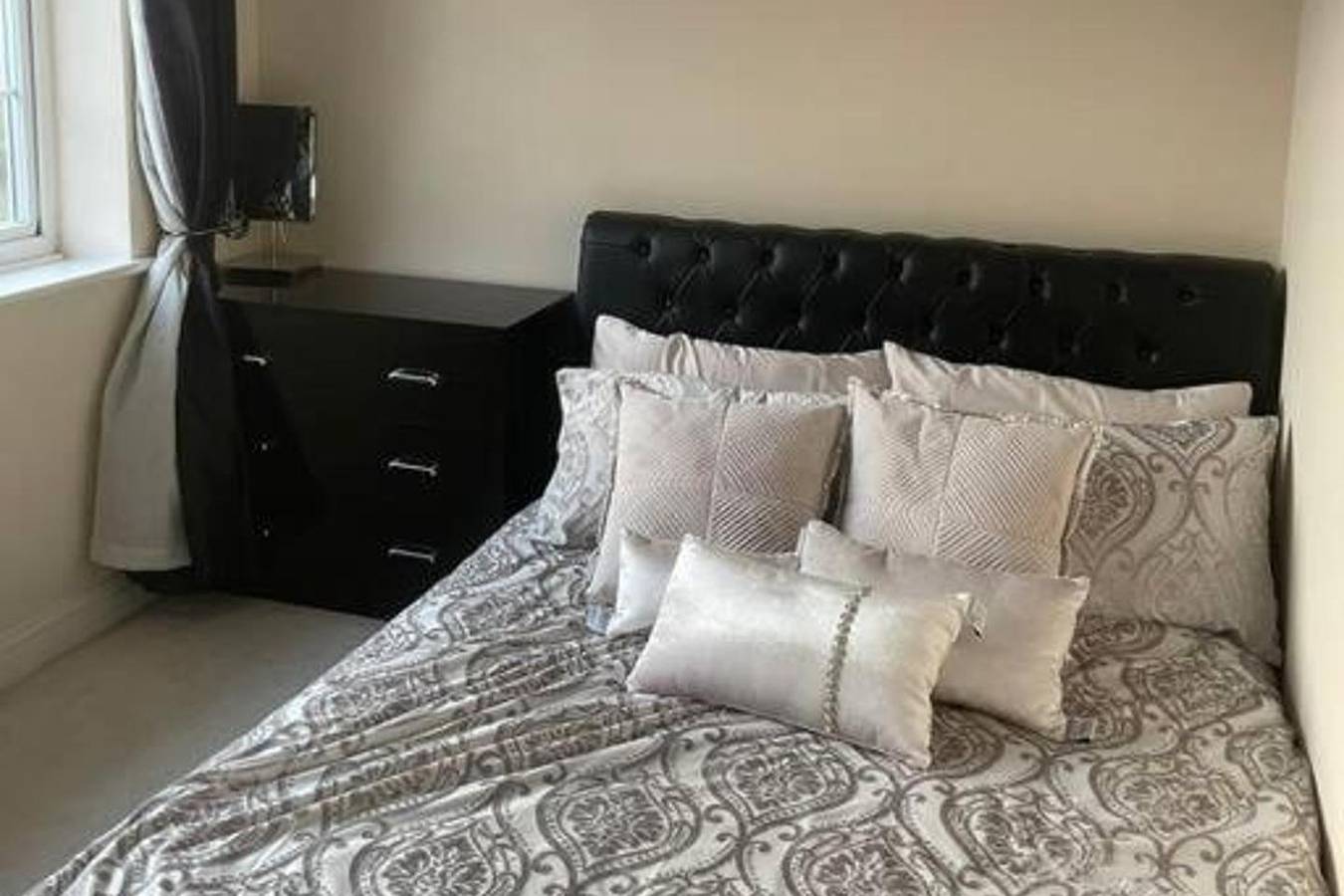 Charming House with Garden - Sleeps 6 & Parking in Hillingdon, London