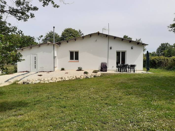 Gîte pour 6 personnes, avec piscine ainsi que jardin et terrasse à Maubec (Tarn-et-Garonne)