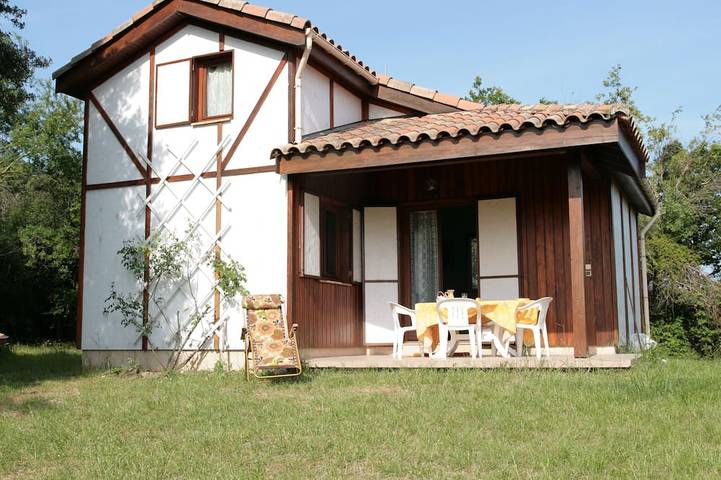 Location de vacances pour 6 personnes, avec Terrasse ainsi que Jardin et Piscine à Caudiès-de-Fenouillèdes