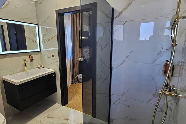Deluxe Suite with Private Outdoor Jacuzzi & Terrace in Smoljanac, Plitvicer Seen