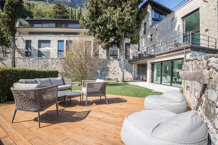 Appartamento intero, Appartamento '5 Terrazze Arcady' con vista lago e montagna, giardino e Wi-Fi in Spiaggia Fontanella (Gargnano), Gargnano