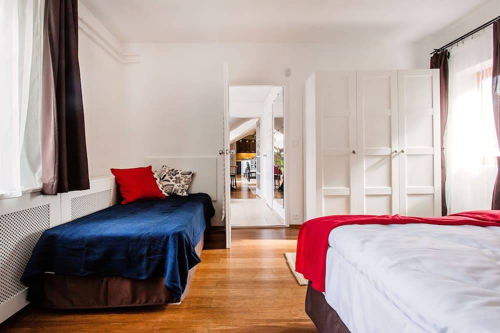 Entire apartment, Cecile's Cosy, downtown aptmnt on gastro street 3 minutes to the Central Market in Budapest, Central Hungary