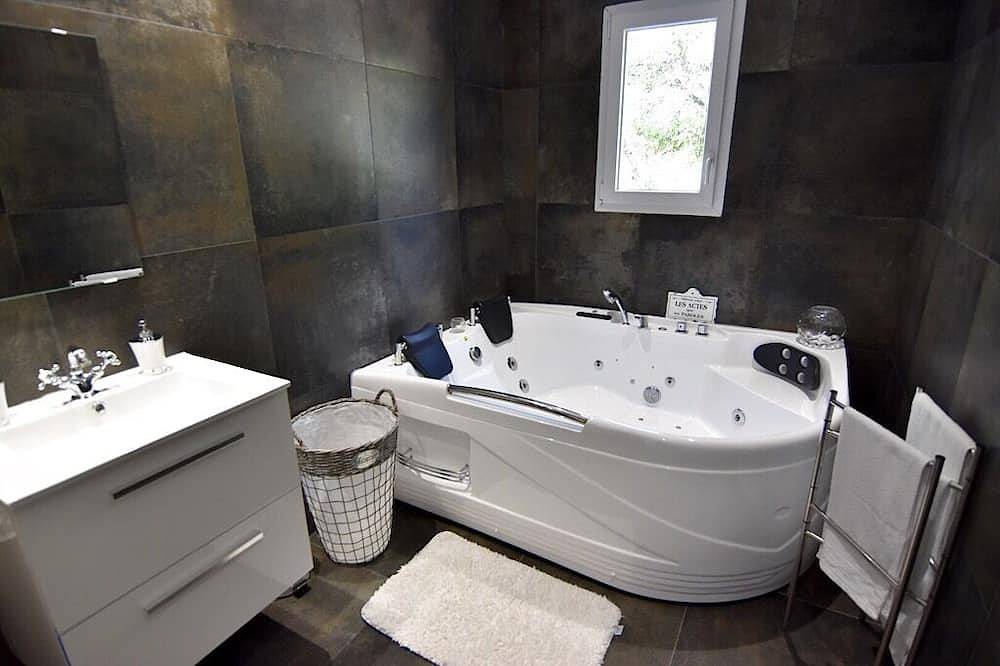 Magnifica villa Piscina riscaldata Jacuzzi Boules piazzola 2 appartamenti indipendenti in Calenzana, Calvi e dintorni