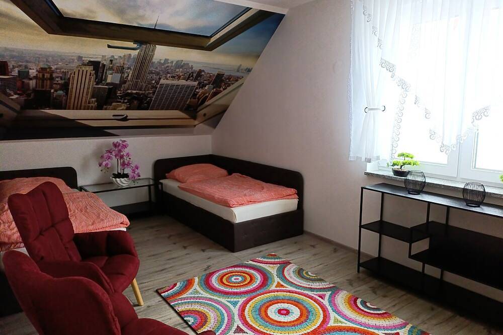 Moderne Doppelhaushälfte mit überdachter Terrasse und eingezäunten Garten. in Baunatal, Hessisches Bergland