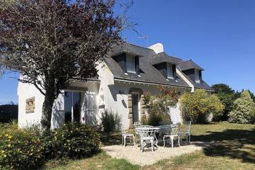 Location de vacances pour 7 personnes, avec jardin et terrasse dans Plage de Pont-Mahé