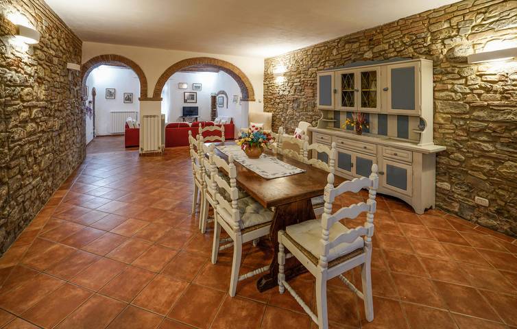 Accogliente appartamento con piscina, giardino e parcheggio, vicino al fiume e ai ristoranti in Gambassi Terme, Chianti