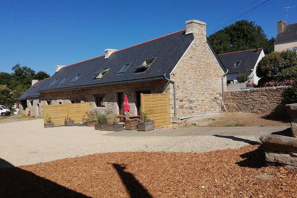 Cozy cottage in an old farmhouse in Pouldreuzic, Côte de Cornouaille