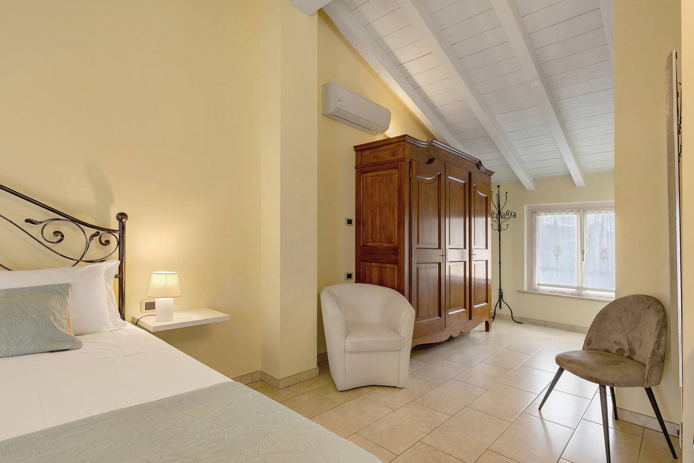 Zimmer 'Amè Deluxe Suite' mit Seeblick, Wi-Fi und Klimaanlage in Peschiera del Garda, Gardasee-Berge