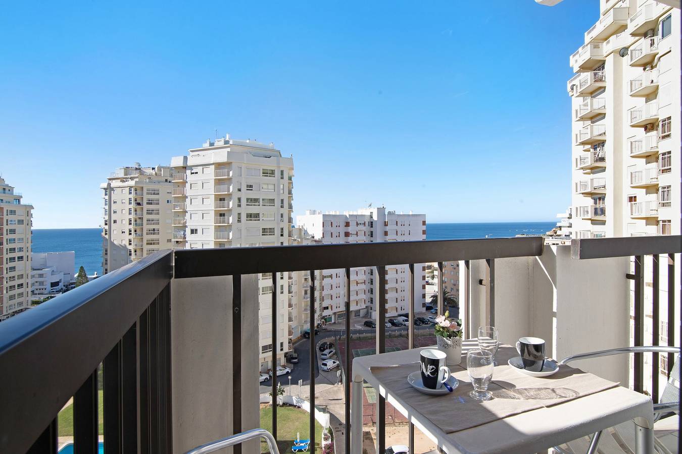 Ganze Wohnung, Ferienwohnung Baleeira 9ºd mit Meerblick, Pool, Wlan, Garten und Balkon in Armação de Pêra (costa), Faro Distrikt
