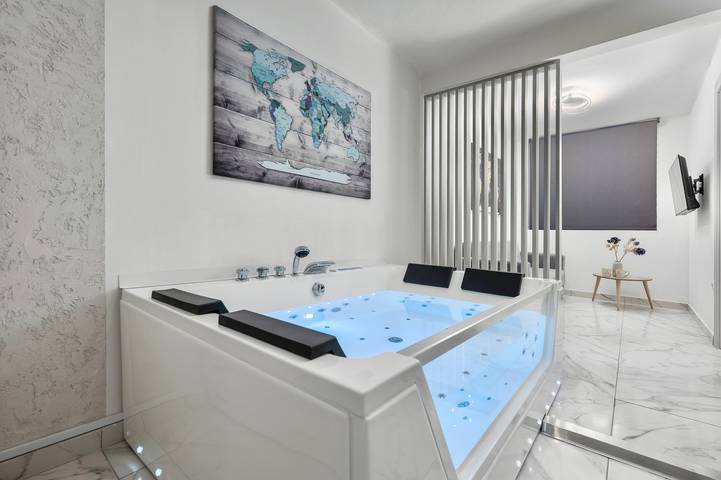 Ferienhaus für 3 Personen, mit Whirlpool und Terrasse