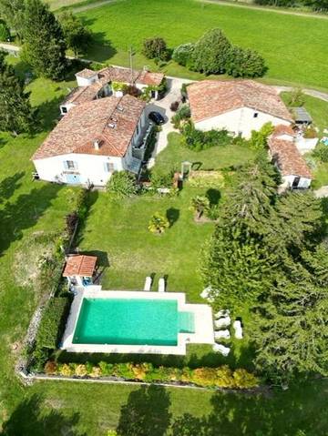 Gîte pour 6 personnes, avec vue ainsi que jardin et piscine à Brossac