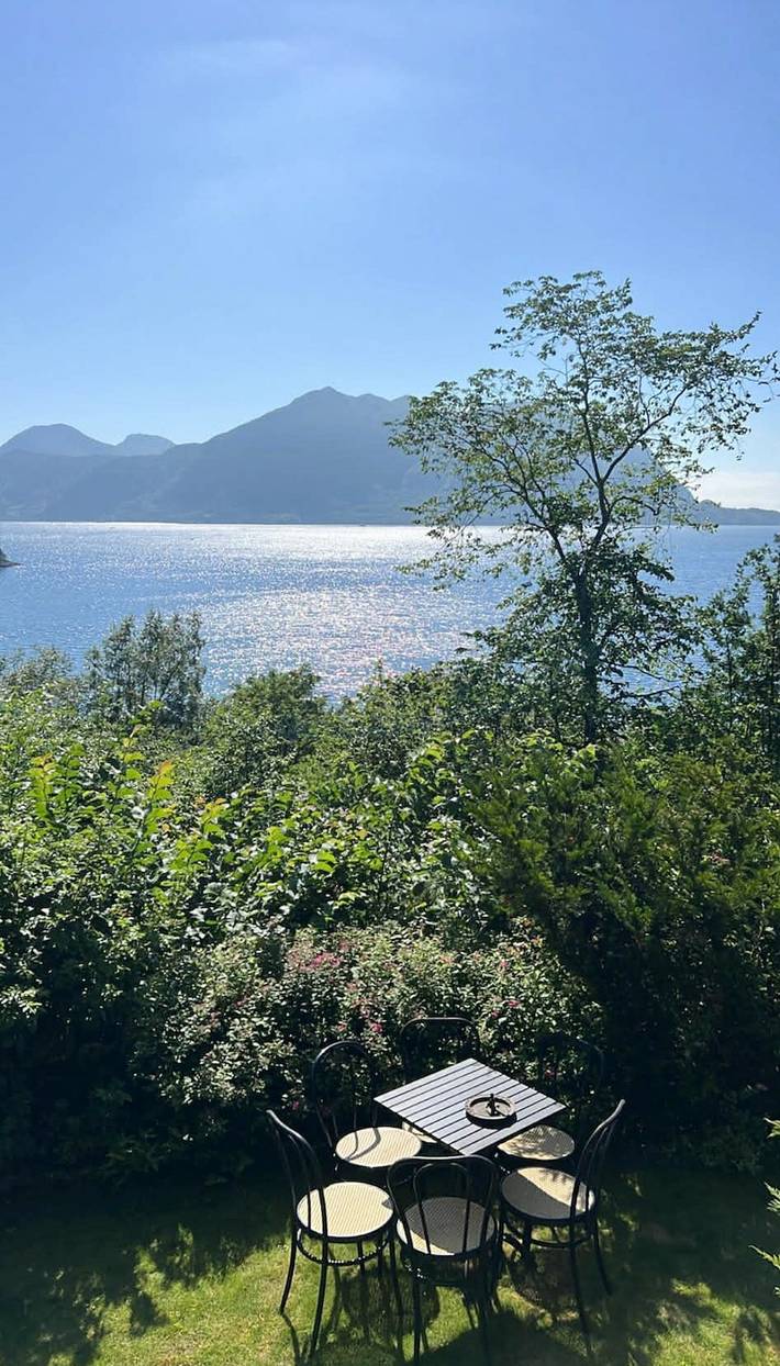Fjordhütte mit Bergpanorama in der Nähe von Molde in Molde, Nördliches Fjordnorwegen