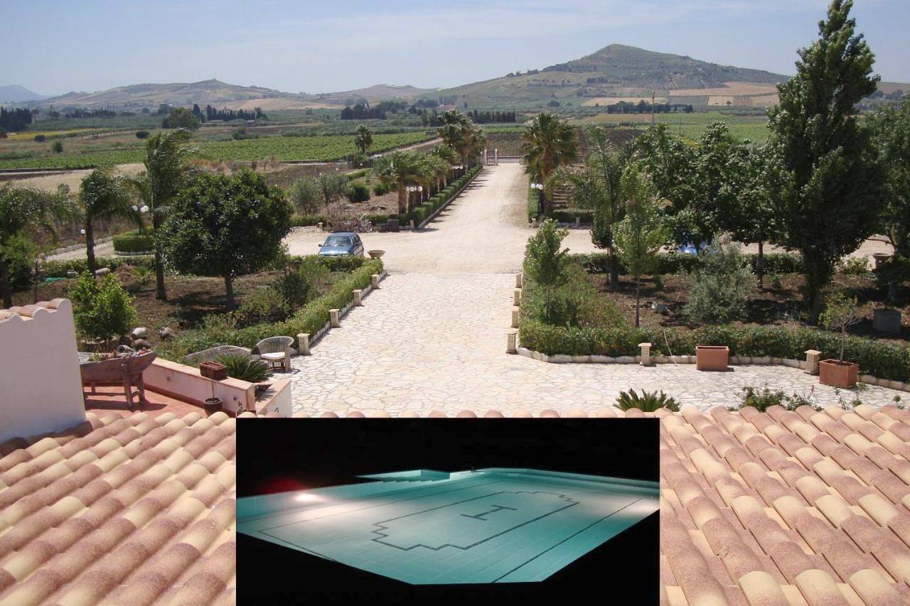 Villa delle Palme Delfina - parking Piscina a 10 minuti dal centro e dal mare in Valderice, Provincia di Trapani