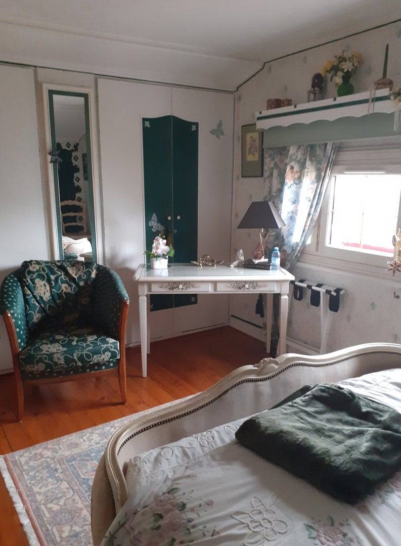 Chambre confortable avec vue sur le jardin, parking et bain à remous in Saint-Siméon-de-Bressieux, Isère