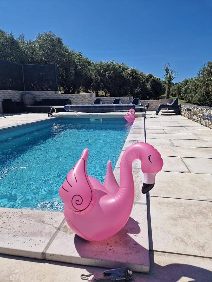 Location de vacances pour 6 personnes, avec jardin ainsi que piscine et vue à Volonne