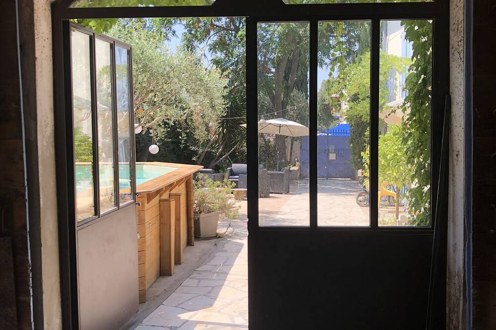 Independent house with garden and swimming pool, sleeps 10 in Vic-la-Gardiole, Côte d'Améthyste