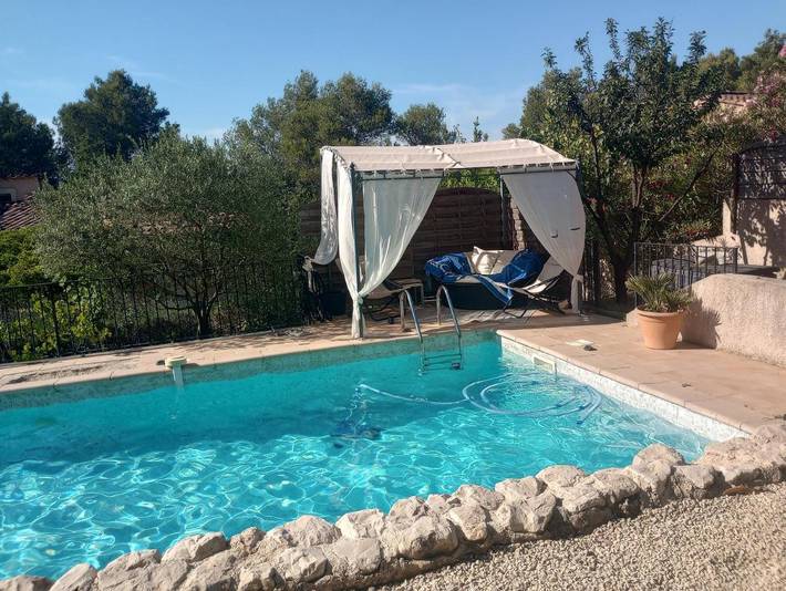 Gîte pour 4 personnes, avec jardin ainsi que vue et piscine, animaux acceptés à La Roque-d'Anthéron - 3