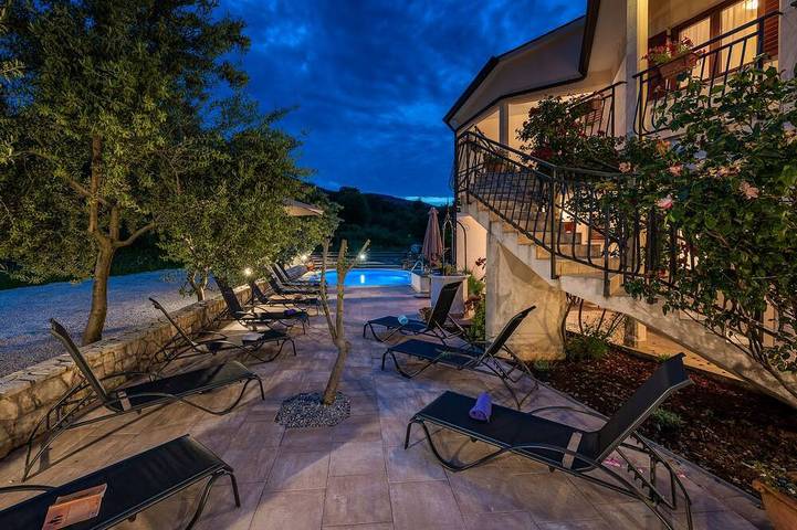 Ferienwohnung für 5 Personen, mit Pool und Balkon sowie Whirlpool und Garten - 1