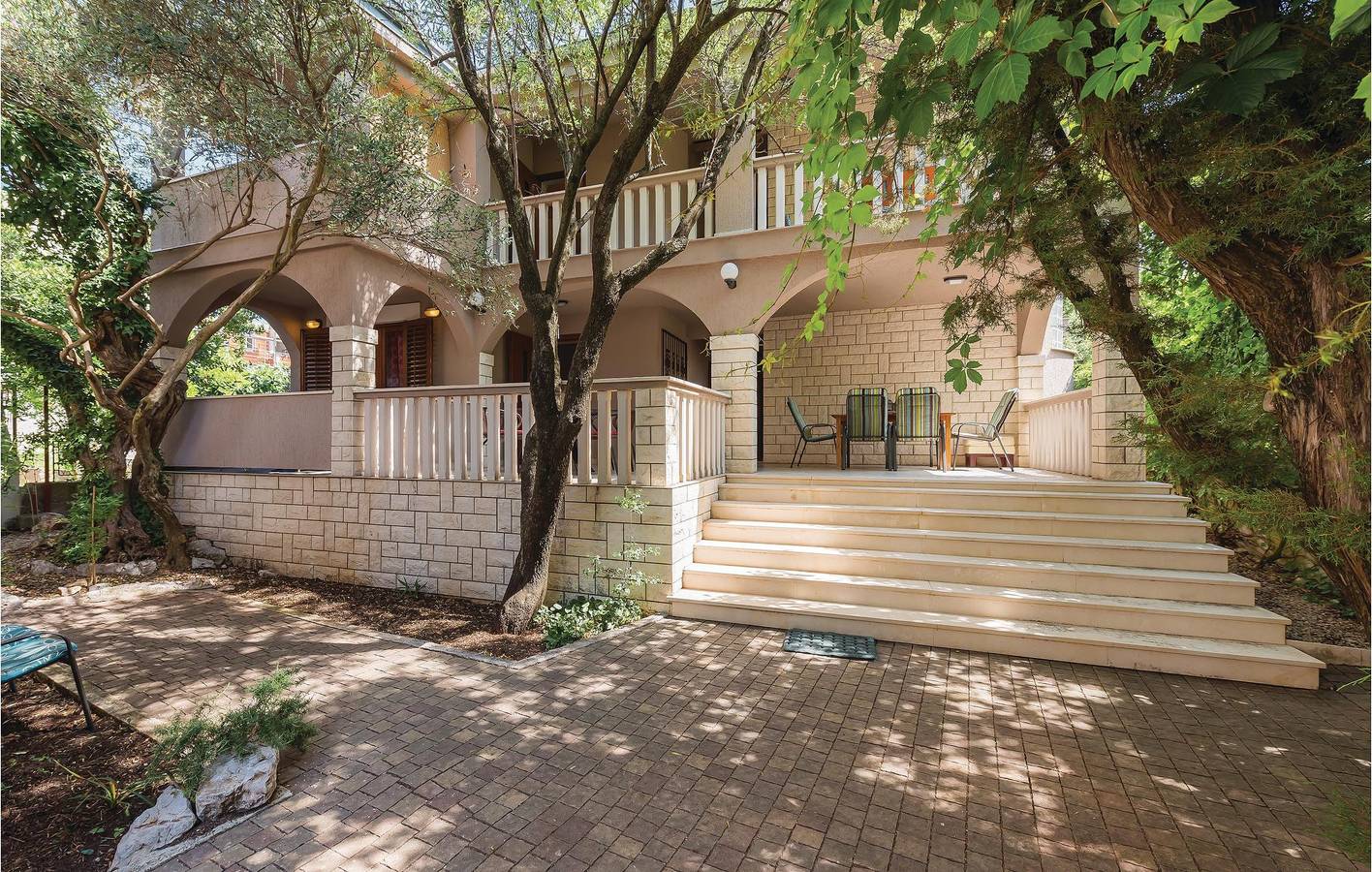 Ganze Ferienwohnung, Gemütliche Ferienwohnung mit Terrasse, 200 m vom Strand Camp Vala entfernt in Grebastica, Šibenik-Knin