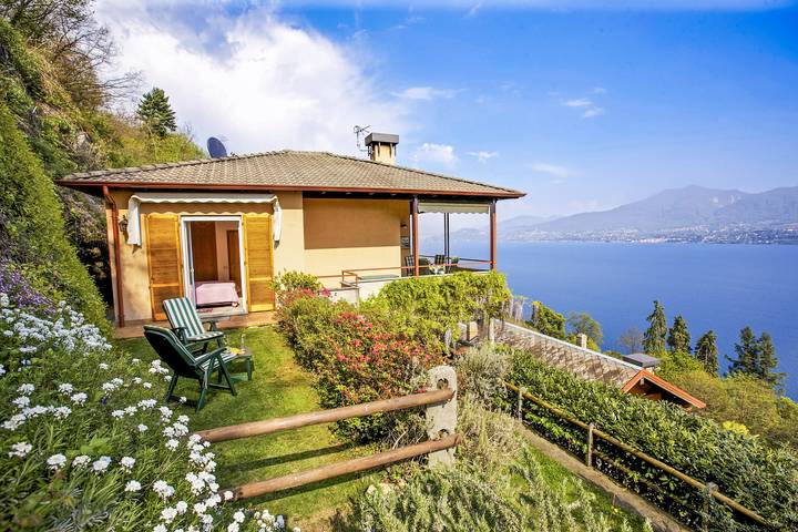 Ferienwohnung für 4 Personen, mit Balkon und Garten sowie Ausblick und Seeblick in Lago Maggiore (Piemont)