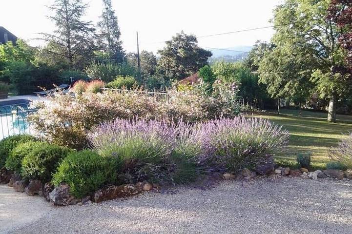 Location de vacances pour 4 personnes, avec jardin ainsi que terrasse et piscine à Puy-l'Évêque - 4