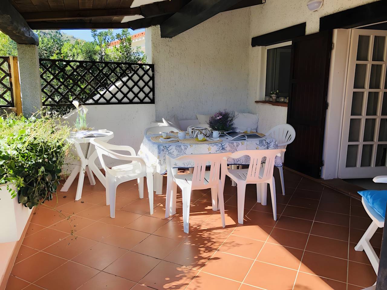 Ganze Wohnung, Bouganville-Wohnung 80 m vom Strand mit privater Terrasse, Garten & Klimaanlage in Porto Taverna, Loiri Porto San Paolo