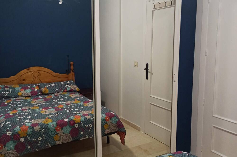 Apartamento entero, Apartamento 'Brisa y Mar' con piscina compartida, terraza privada y Wi-Fi in Urbanización La Perla de Andalucía, Calahonda