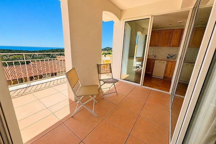 Gîte pour 4 personnes, avec terrasse dans Golf De Fregate