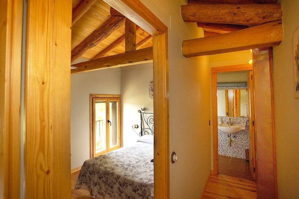Rural house with fireplace and exclusive patio in the middle of nature. Near Ainsa. in Aínsa, Aragonesische Pyrenäen