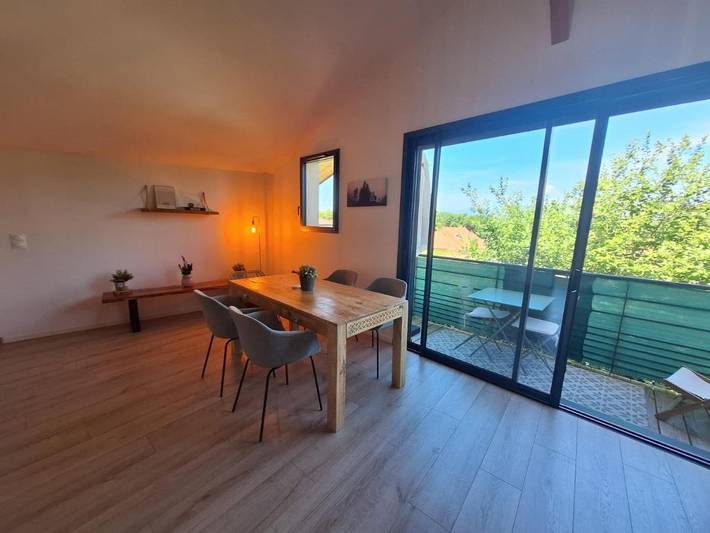 Gîte pour 4 personnes, avec balcon et vue ainsi que piscine et vue sur le lac à Messery