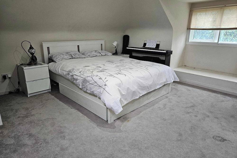 Large 4 bed house with huge garden and parking in Sutton (London), London